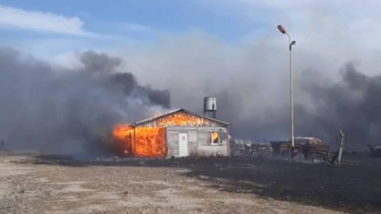 Un incendio arrasó con los talleres del dique Paso de las Piedras