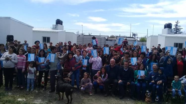 29 familias recibieron la llave de su casa propia