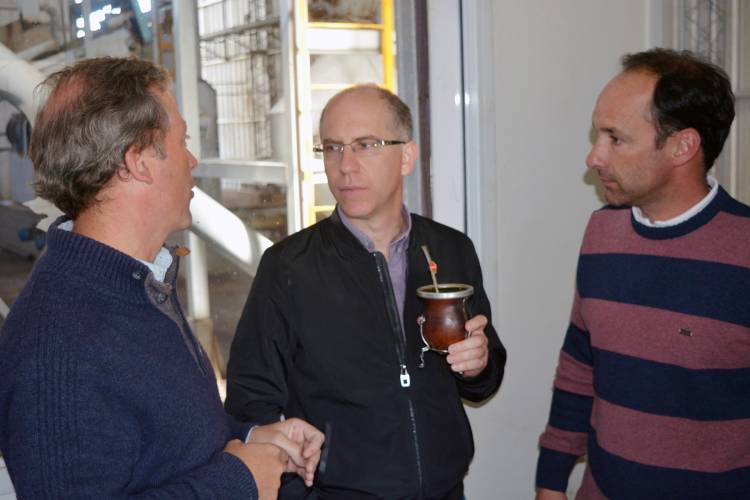 Matzkin visitó una empresa agroindustrial local