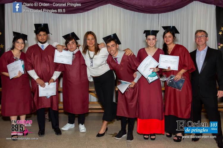 Egresados reciben diploma de Pasantía