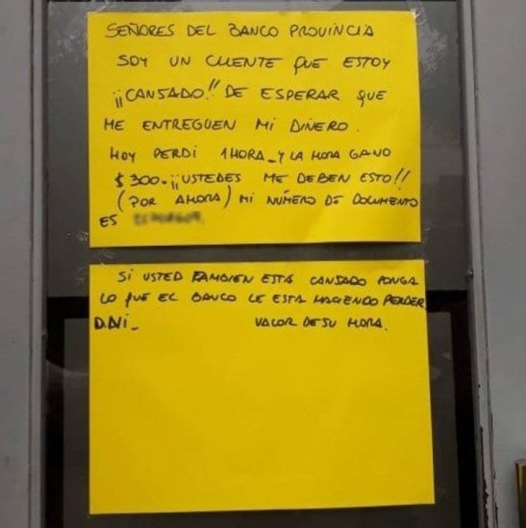 Se cansó de esperar en la cola del banco y ahora pide un resarcimiento económico