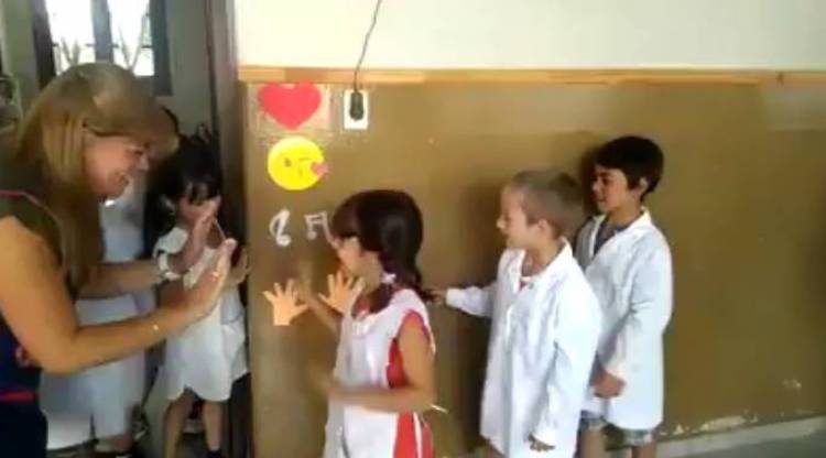 El saludo de una maestra de Pringles que se hace viral
