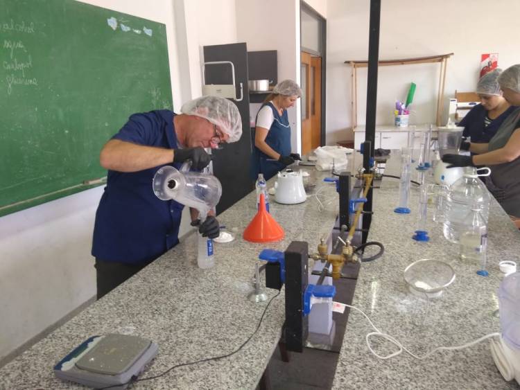 Elaboran alcohol en gel para el Hospital Municipal