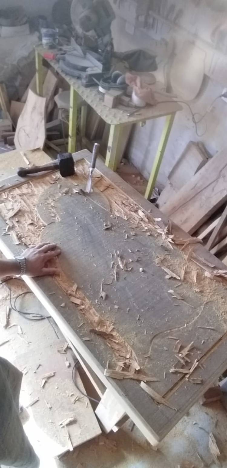 Roberto Mandrini elabora obras en su taller