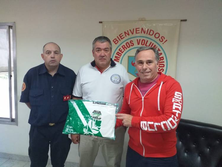 Bomberos donaron overoles para el Hospital de Pringles