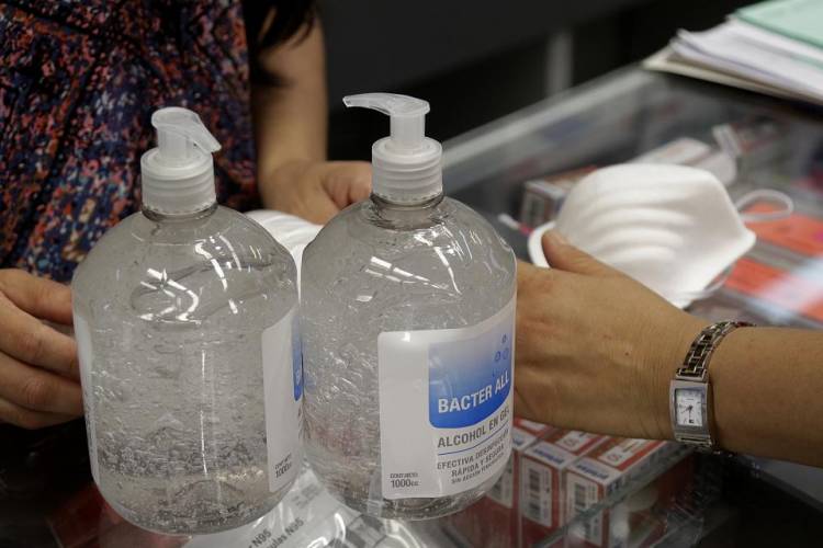 Recomiendan evitar comprar alcohol en gel en comercio callejero, internet o redes sociales