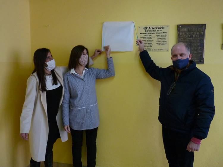 Matzkin descubrió placa por el 50 Aniversario del Jardín de Indio Rico