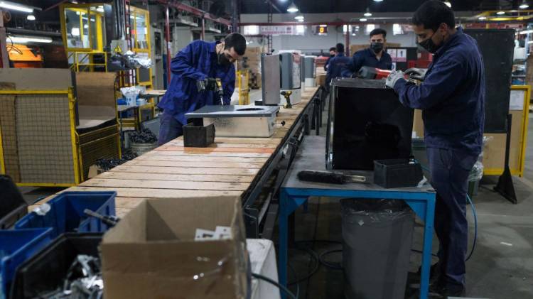 HCD: Buscan proteger el trabajo local y promover el empleo de mano de obra local