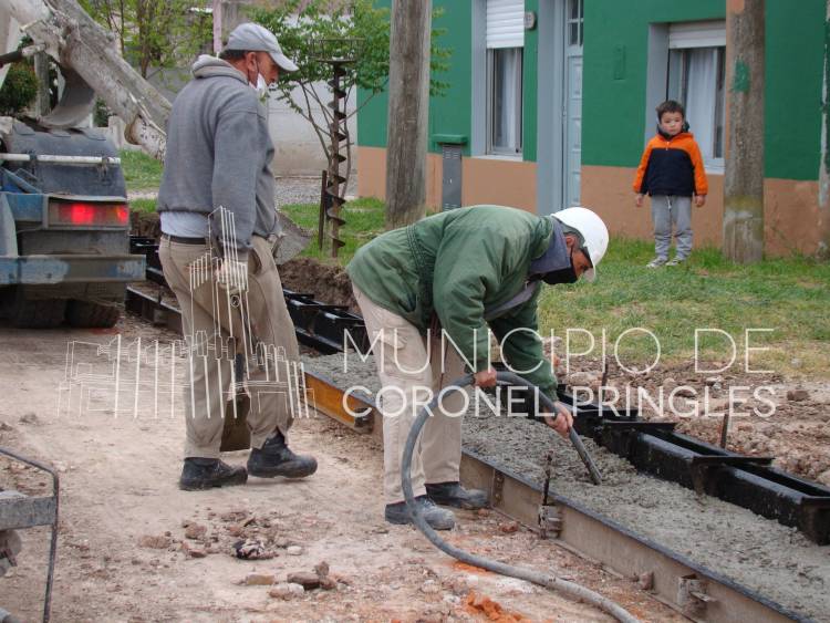 Rellenado del cordón cuneta en calle Francia