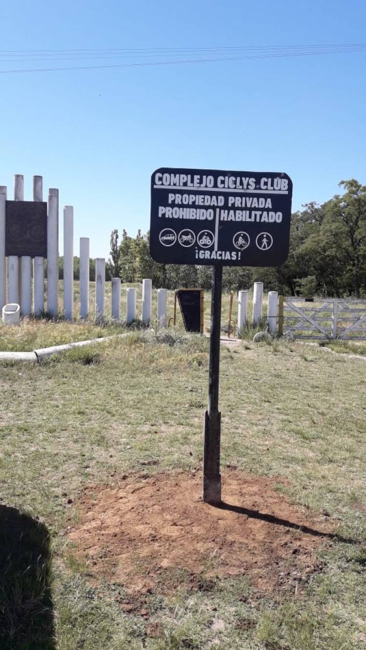 Colocan cartel en el Ciclys Club que prohíbe el ingreso de autos, cuatriciclos y motos