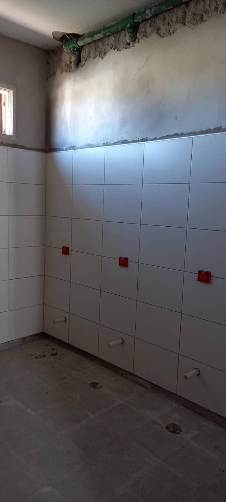 Avanzan los trabajos en los sanitarios de la EES N°5