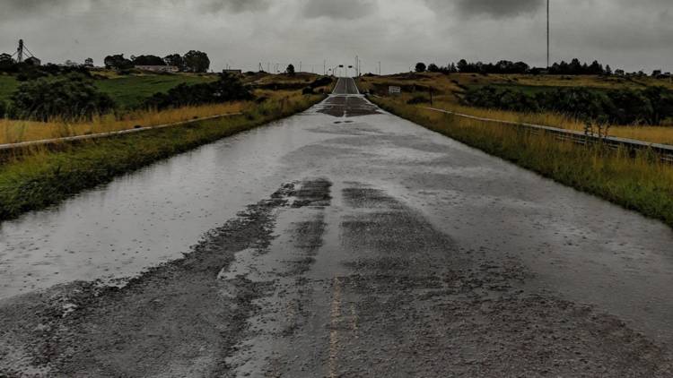 Ruta 51: por agua sobre la calzada, piden circular con cuidado entre Bahía y Pringles