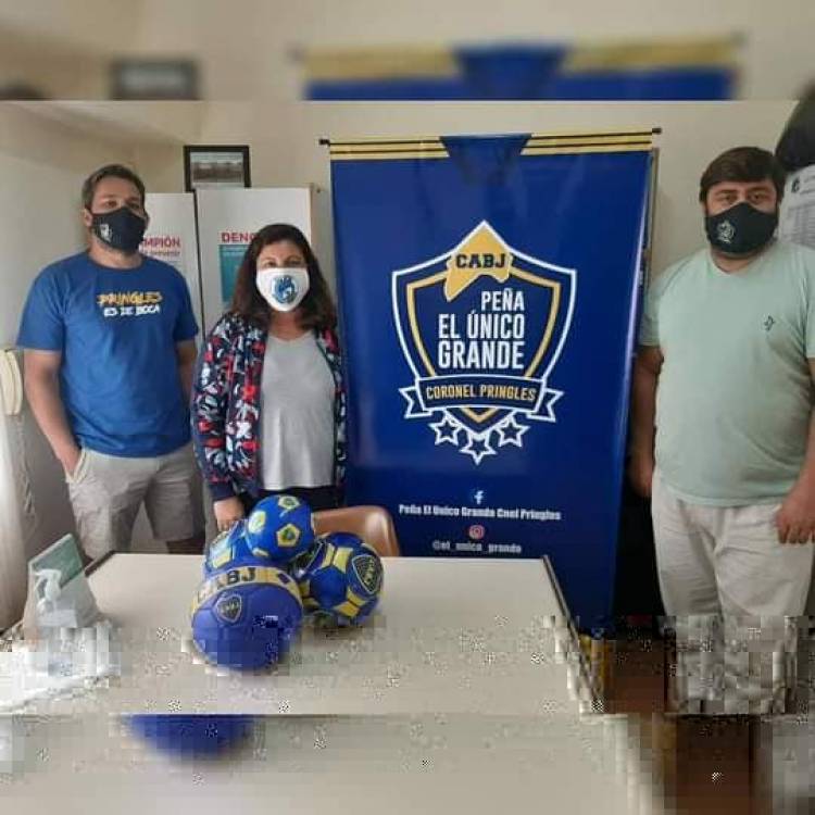 La Peña de Boca entregó pelotas al CEF local