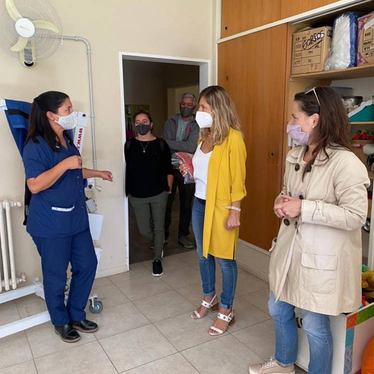 Aprile visitó Pringles y recorrió instituciones