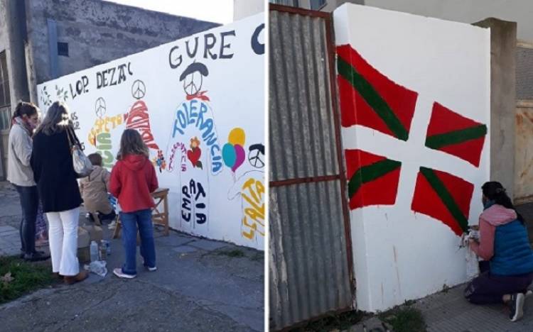 Miembros del Centro Eusko Biltzar de Cnel Pringles pintan un mural en euskera y castellano en pleno centro de la ciudad
