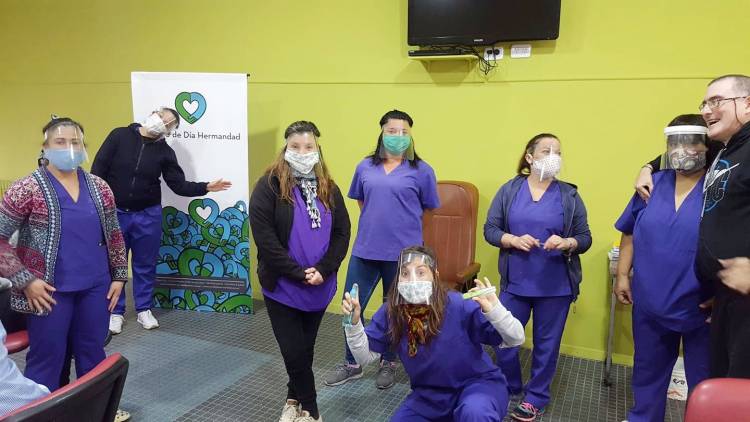 Inspiradores: diseñan regalos para el Día del Amigo para derribar barreras