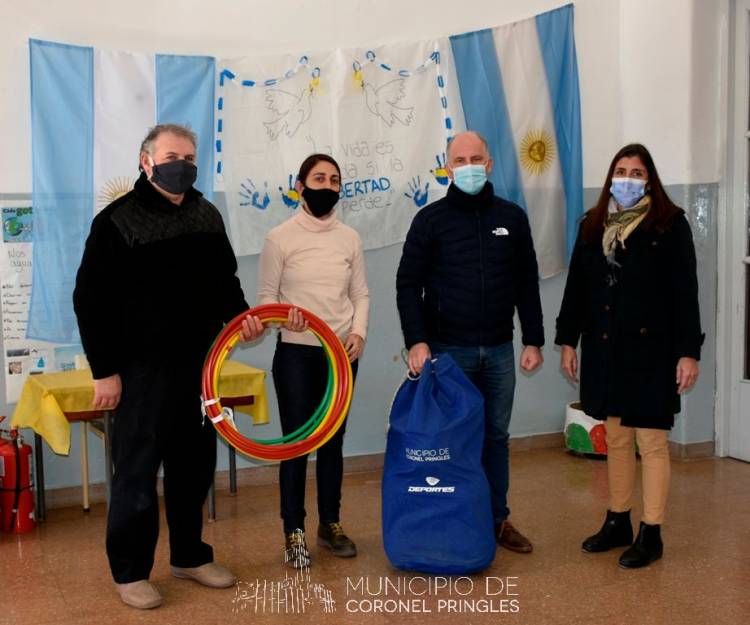 Matzkin entregó material deportivo al Verdier de Indio Rico