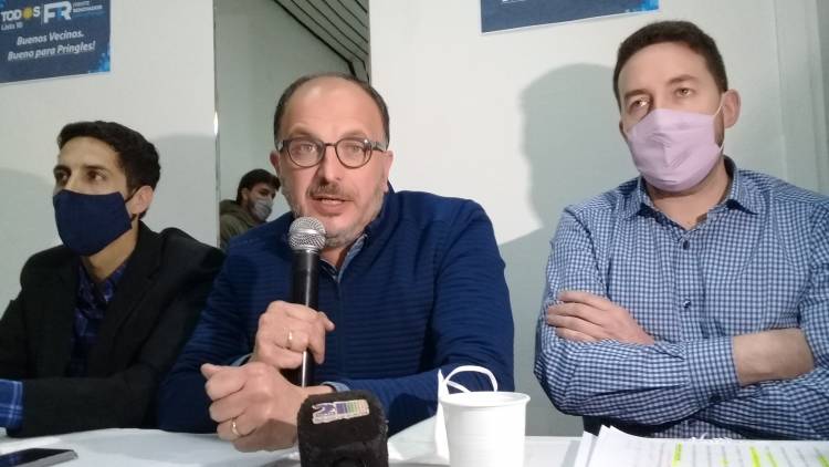 "Estamos esperando si la lista va a tener la boleta con Victoria Tolosa Paz o no"