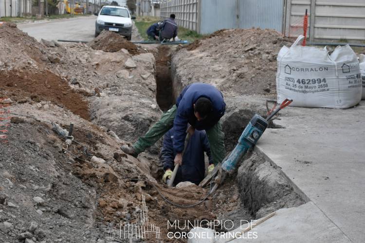 Reemplazan caños de la red de agua potable