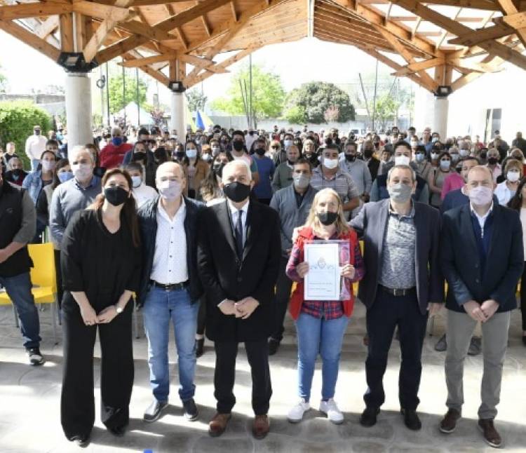 Entrega de Escrituras: Autoridades Nacionales y Provinciales en Laprida