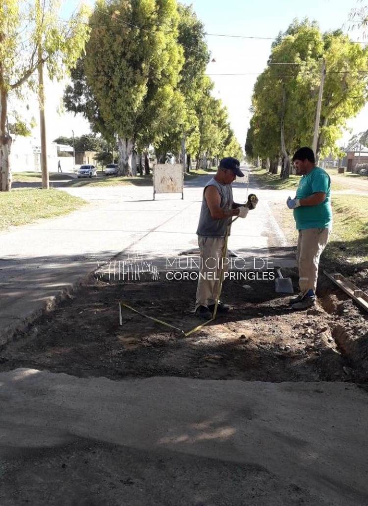 Reparan en el lugar donde se rompió el pavimento