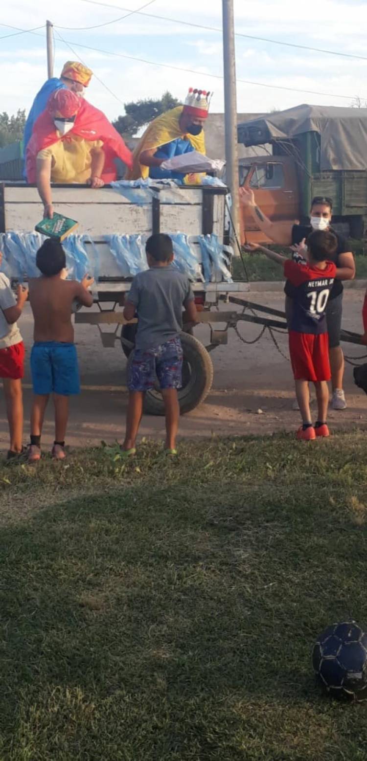 Los Reyes recorrieron los barrios de la ciudad