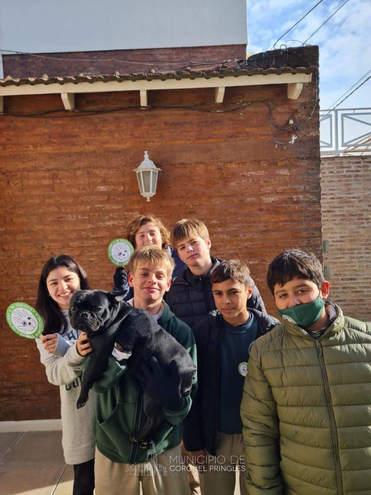 Estudiantes realizar acciones de concientización sobre la tenencia responsable de mascotas