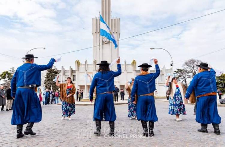 Día de la Independencia: Acto, ofrenda floral, música y baile el Pericón