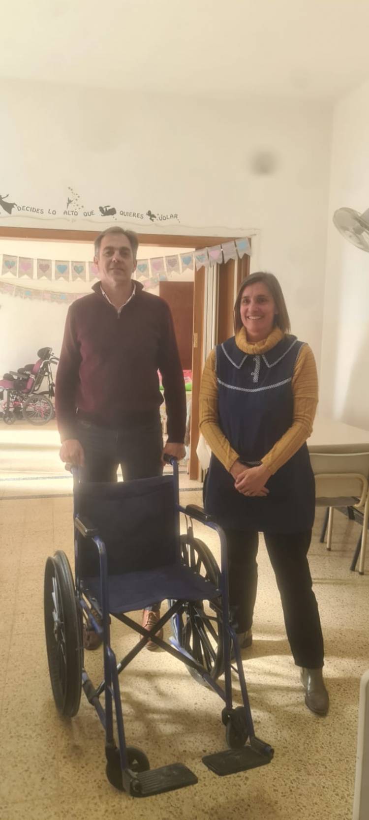 El Club Rotario local hizo entrega de una silla de ruedas a la Escuela Especial N°502