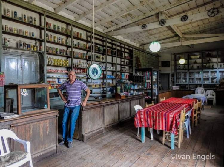 Quiñihual: El único habitante del pueblo, mira el Mundial con sus perros