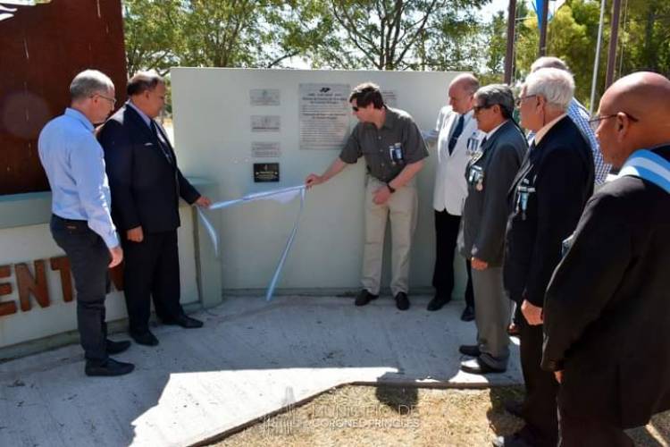 Descubrimiento de placa conmemorativa donada por la Armada Argentina