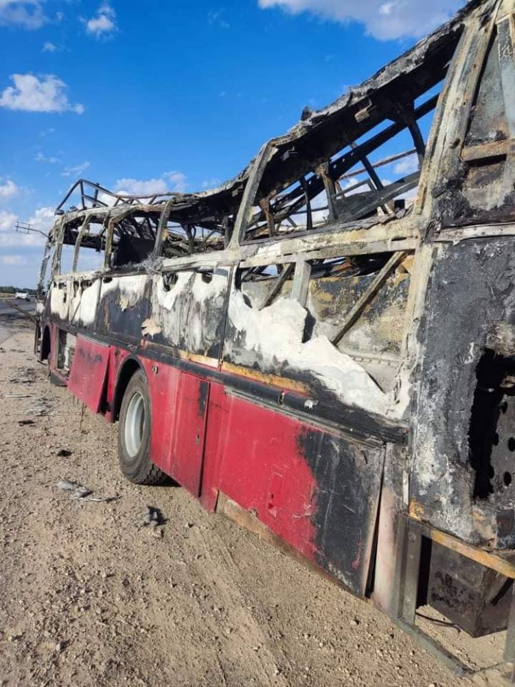 Las llamas devoraron por completo un colectivo motorhome