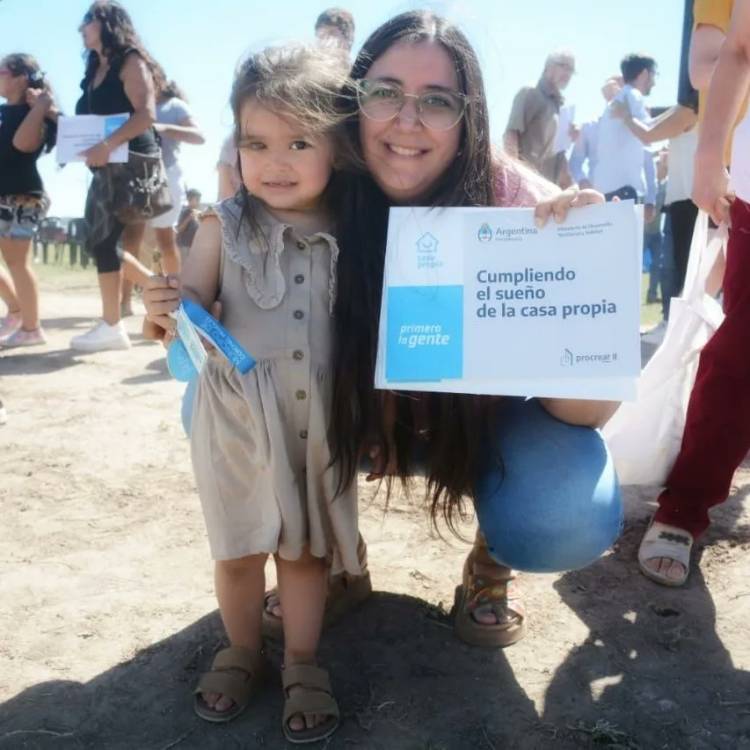 Santiago Maggiotti encabezó entregas de viviendas en Coronel Pringles