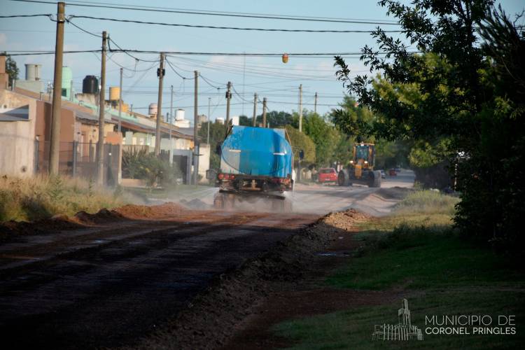 El Municipio riega calles para su mantenimiento