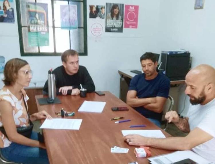 Reunión con familias beneficiadas por el programa BA CREA
