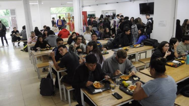 Cómo cambiaron en diez años los gastos de un estudiante de la zona