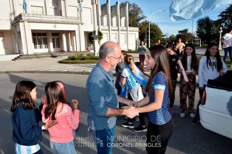Alegre y emotivo recibimiento a Mía Gorriti