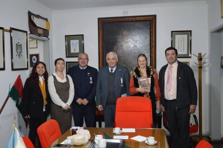 Una delegación del Museo "Paraje La Paloma" visitó el Instituto Nacional Newberiano