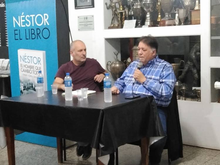 En el Club Independiente se presentó el libro "Néstor, el hombre que cambió todo"