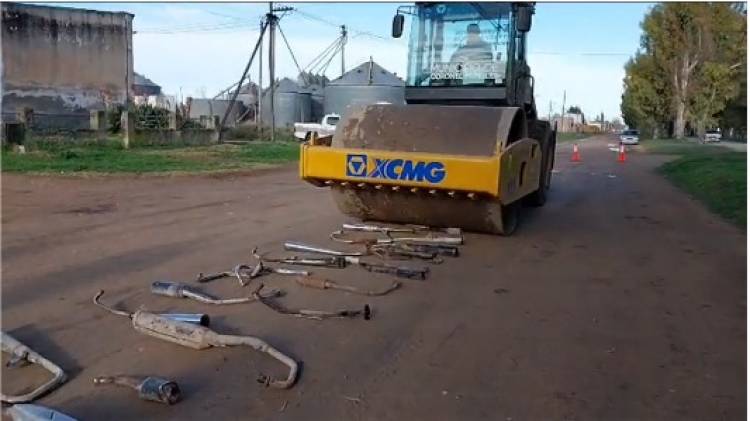 "Estos escapes se extrajeron por no cumplir con la normativa"