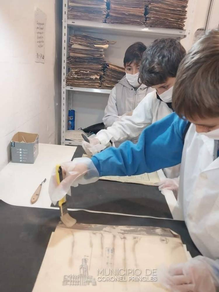 Estudiantes recorriendo el Archivo Municipal
