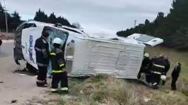 Chocó y volcó una ambulancia que llevaba un paciente