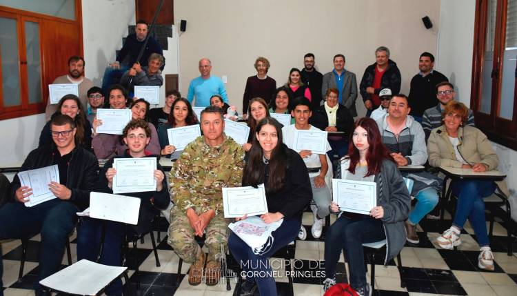 Matzkin entregó certificados a estudiantes del CEU