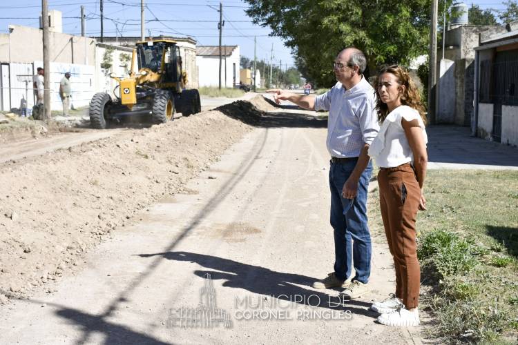 Continúan los trabajos de construcción de cordón cuneta en la ciudad
