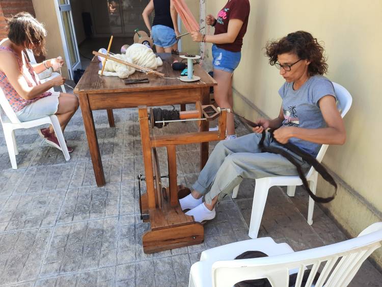 Práctica de hilado y teñido artesanal de lanas en INTA Coronel Pringles