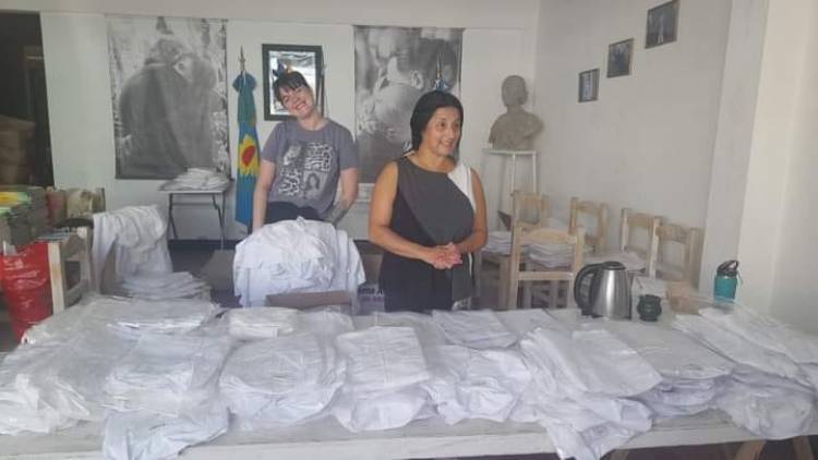 "Se repartieron más de 800 guardapolvos"