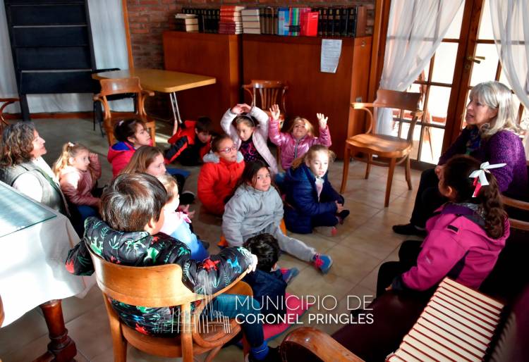 Visita a la Biblioteca Pringles