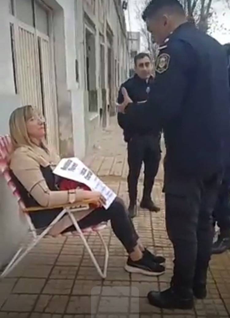 Una mujer se encadenó en reclamo de una supuesta deuda