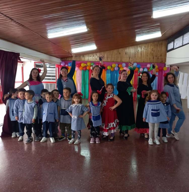 La Escuela de Danzas Españolas de visita en Jardines de Infantes
