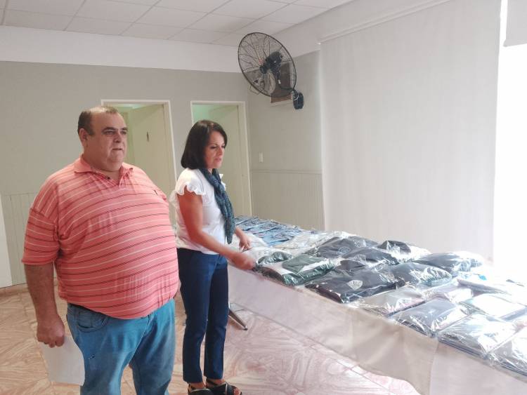 UEC hace entrega de kits escolares
